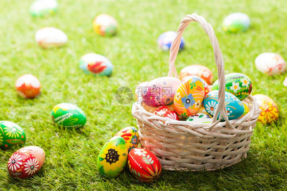 在草篮上画出独特的复活节鸡蛋在阳光下传统装饰在草篮上画出独特的复活节鸡蛋图片