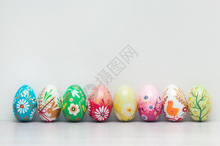 白墙上的手工复活节鸡蛋收集花粉丰富多彩的春天形态和设计传统艺术和独特图片