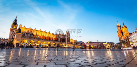 Cracow主要老城市场的全景见ClothHall和StMarysBasilicaCracow主要老城市场的全景图片