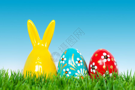人工画的复活节鸡蛋和青草上的兔子玩具花粉丰富多彩的春天形态和设计传统艺术和独特图片