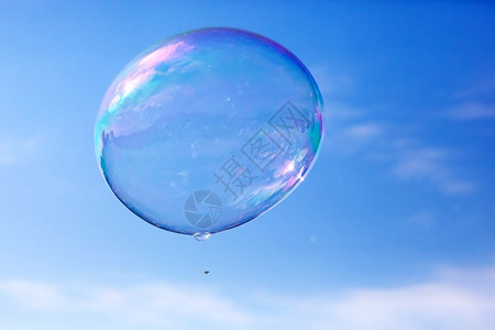 一个清洁的肥皂泡在空气中飘动蓝天空太阳反射蓝天空图片