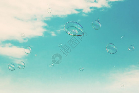 肥皂气泡在空中飘动图片
