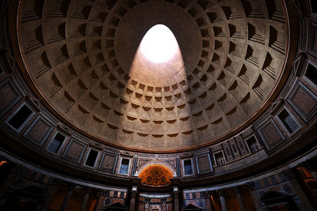 在意大利罗马的万神殿里光照亮了一个著名的中央开口天花板上的意大利罗马万神殿光照亮了天花板上的光照亮了天花板上的图片