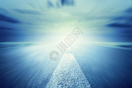 通向光线的漫长空沥青路运动速度快行驶图片