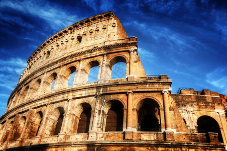 古代城市的标志深蓝天空的两栖剧院意大利罗马的千花剧院图片