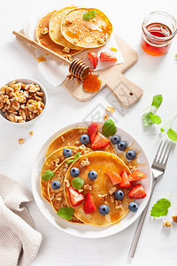 煎饼和蓝莓草蜜早餐的坚果图片