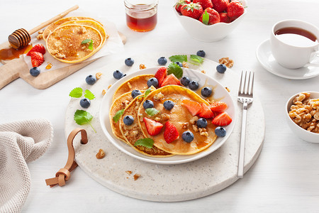 煎饼和蓝莓草蜜早餐的坚果图片