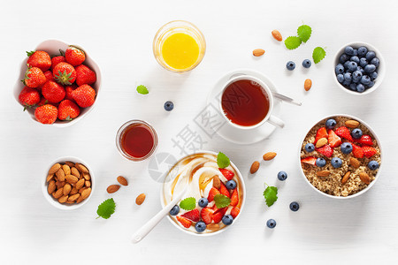 酸奶和草莓蓝蜂蜜杏仁和奎诺阿早餐图片