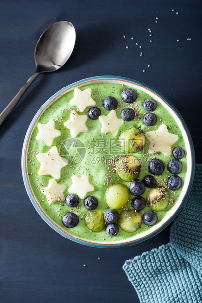 含有蓝莓苹果星千维籽种子的健康绿色菠菜沙盘图片
