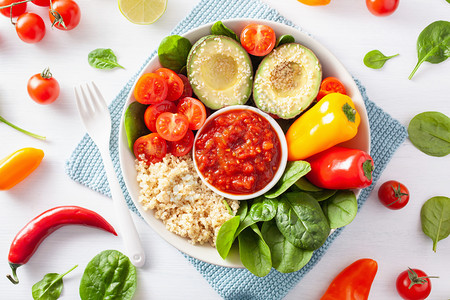 健康午餐碗有鳄梨番茄铃椒quinoa和salsa图片素材