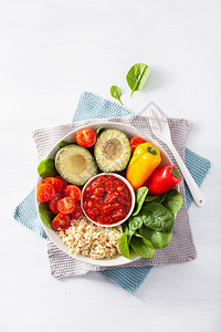 健康午餐碗有鳄梨番茄铃椒quinoa和salsa图片