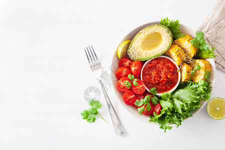 健康午餐碗有鳄梨番茄甜玉米和沙拉图片