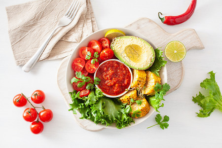 健康午餐碗有鳄梨番茄甜玉米和沙拉图片