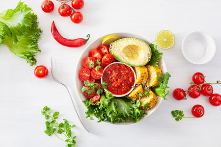 健康午餐碗有鳄梨番茄甜玉米和沙拉背景图片
