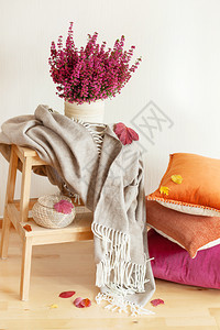 花香多彩的坐垫扔出舒适的家秋香花图片