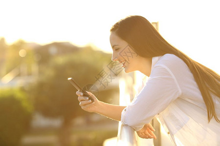 全身侧面在房屋阳台玩手机的侧面画像背景