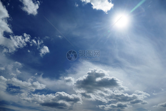 蓝天空背景的自然阳光图片