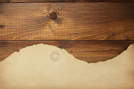 木制背景的旧纸条图片