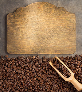 咖啡豆和木制背景顶视图的签牌板图片