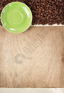 木制背景咖啡豆和碟子顶视图图片