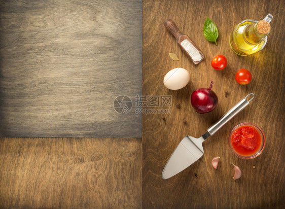 顶视图木制桌的食品成分和香料图片
