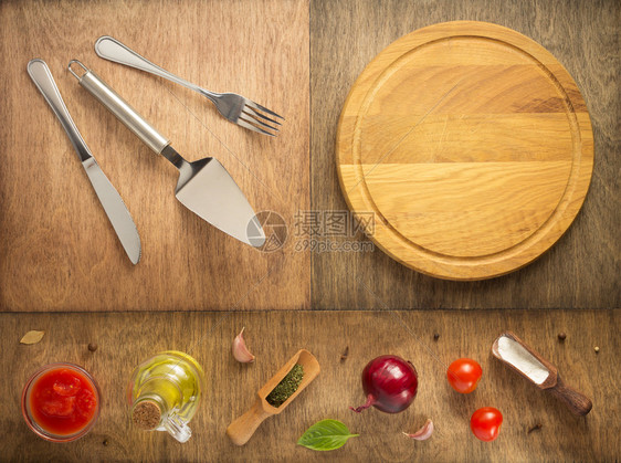 食物成分和香料在木制桌边的餐上切披萨板图片