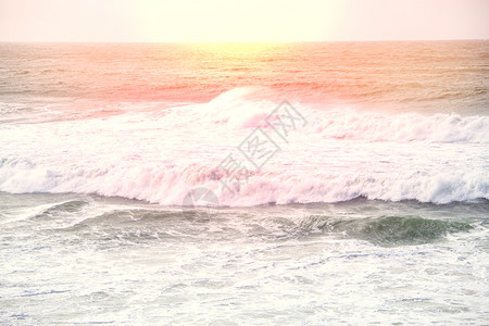 日落时深彩洋浪在日落时下降图片