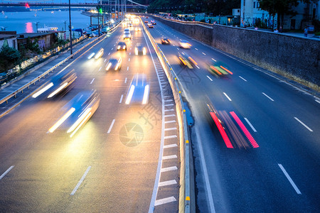 夜车交通从大现代城市的公路桥上看车声模糊图片