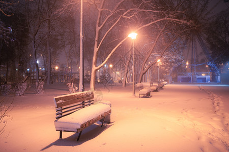 夜间冬季风景城市的雪小巷照亮公园背景图片