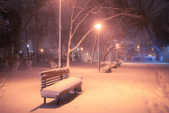 夜间冬季风景城市的雪小巷照亮公园图片