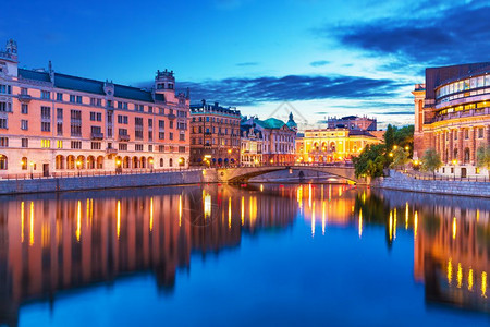 瑞典斯德哥尔摩老城GamlaStan建筑码头夏季风景夜全图片