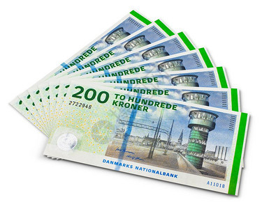 白背景孤立的20张丹麦克朗钞票堆图片