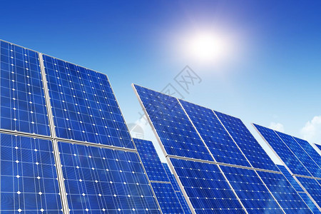 创意太阳能发电技术替代能源和环境保护生态商业概念用太阳能电池板对蓝天和阳光的太能电池板组图片