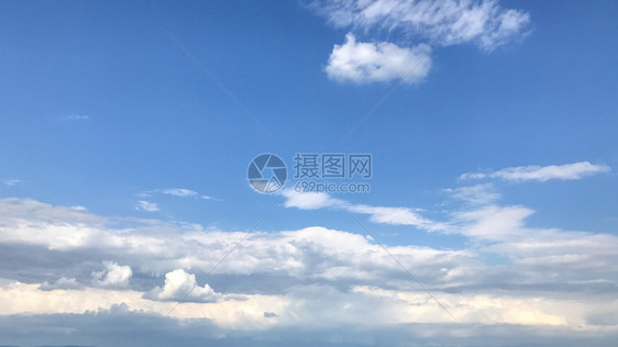 蓝色的天空充满了飞翔的白云图片
