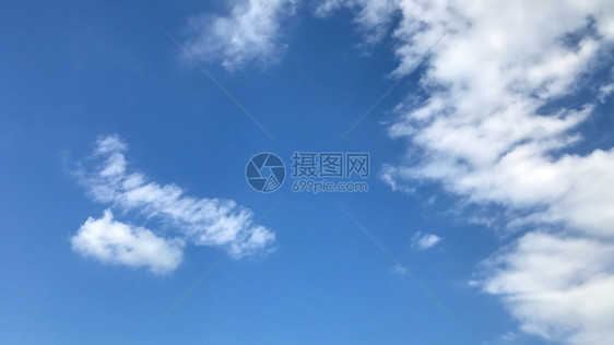 蓝色的天空充满了飞翔的白云图片