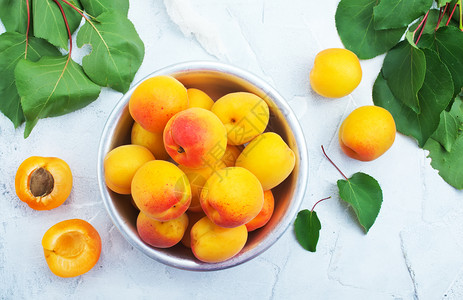 饭桌上碗里新鲜的杏仁图片素材