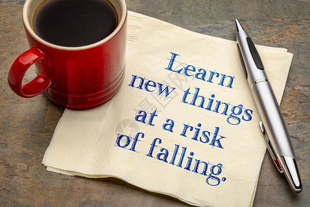 学习有跌落风险的新东西手写在餐巾纸上加一杯咖啡图片