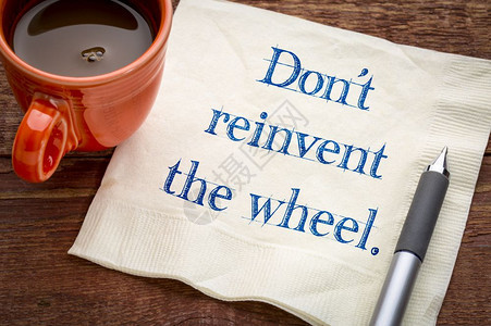 不要重新发明车轮笔迹在餐巾纸上加一杯咖啡图片