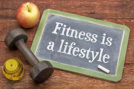 健身是一种生活方式概念用哑铃苹果和胶带等量的红漆谷仓木用黑板标志防风化的红漆谷仓木图片