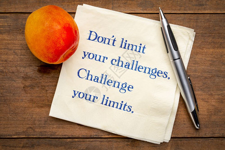 不要限制挑战极限用新鲜的杏仁在餐巾纸上写灵感笔迹图片