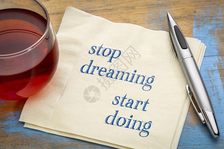 别再做梦了开始吧在餐巾纸上写有灵感的笔迹加一杯茶图片