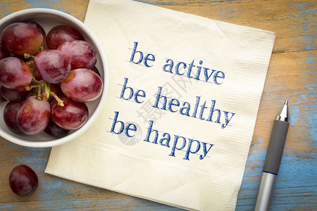 积极健康快乐的灵感概念用新鲜葡萄在餐巾纸上笔迹图片