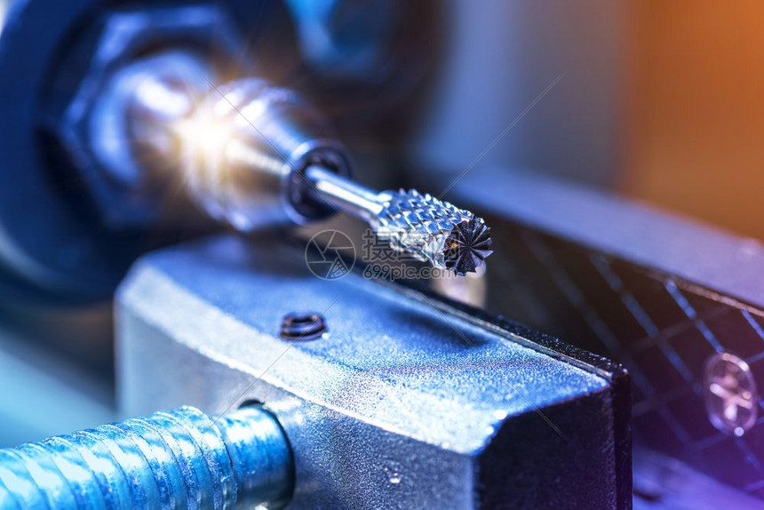 创意抽象重工业金属加和钢铁制造业商概念对具有选择焦点效果的CNC切割机旋转刀尖的宏观点图片