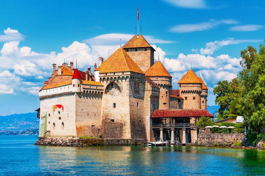 瑞士蒙特勒附近日内瓦湖上古老中世纪奇隆城堡的景象夏季图片
