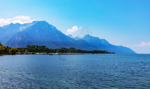 瑞士蒙特勒附近日内瓦湖码头和阿尔卑斯山脉夏季风景全图片