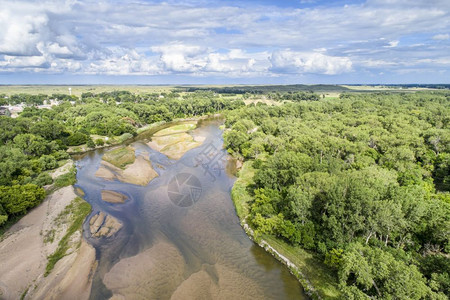 内布拉斯加雷迪附近的浅层和条纹普拉特河夏季风景图片