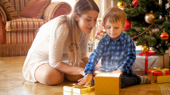 小孩兴奋地看着圣诞礼物盒里面可爱的小孩兴奋地看着圣诞礼物盒里面图片