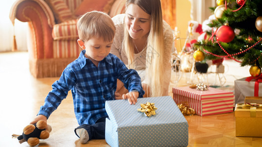 小男孩打开圣诞礼物箱看里面的圣诞礼物箱可爱小男孩打开圣诞礼物箱看里面的圣诞礼物箱图片