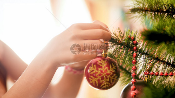 女手在早上装饰圣诞树图片
