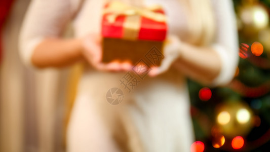 女与礼物盒站在圣诞树对面的画模糊不清女与礼物盒站在圣诞树对面的画模糊不清图片